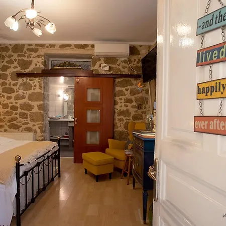 Homestay Stone In The Center Of Corinth