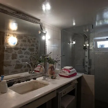 Stone In The Center Of Homestay