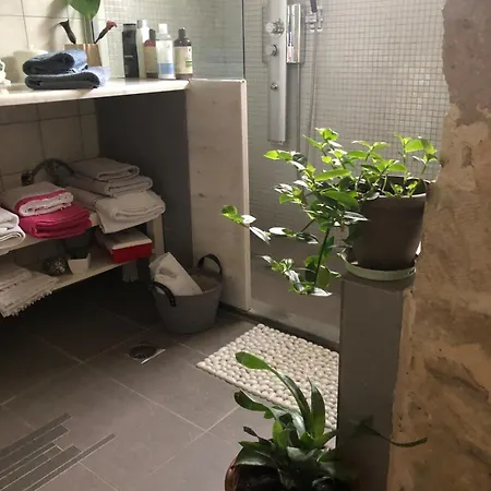 Stone In The Center Of منزل للإقامة *