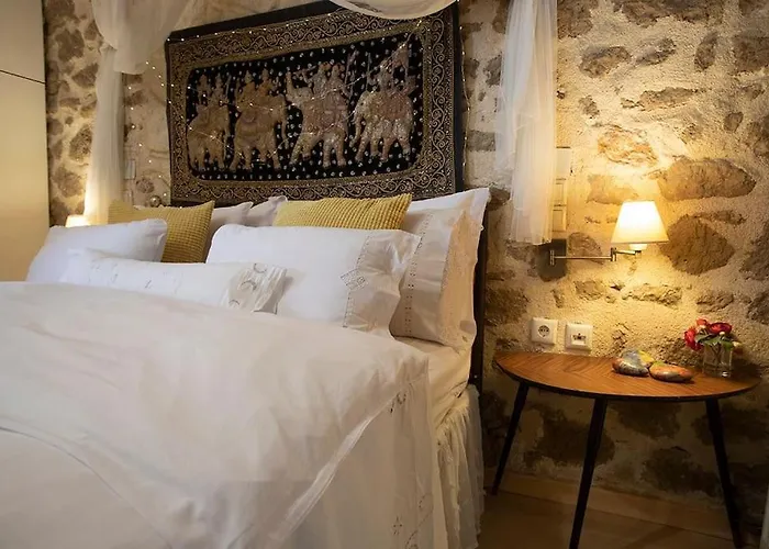 Проживание в семье Stone In The Center Of *