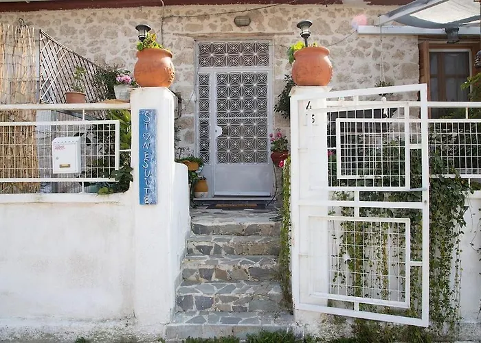 Stone In The Center Of 民宿 Corinth